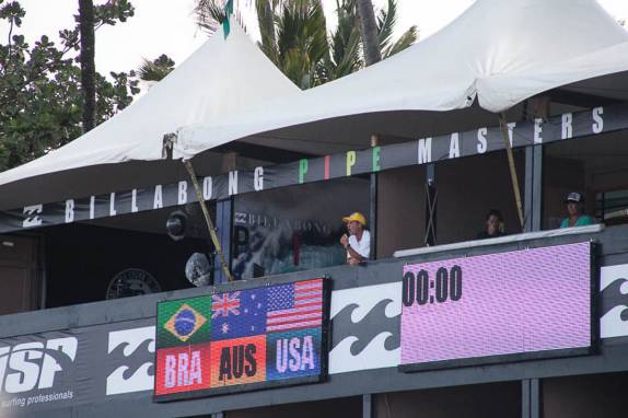 Brasil, Austrália e EUA representados em bateria na praia de Pipeline, na North Shore de Oahu, no Havaí - foto de Laura Schunemann